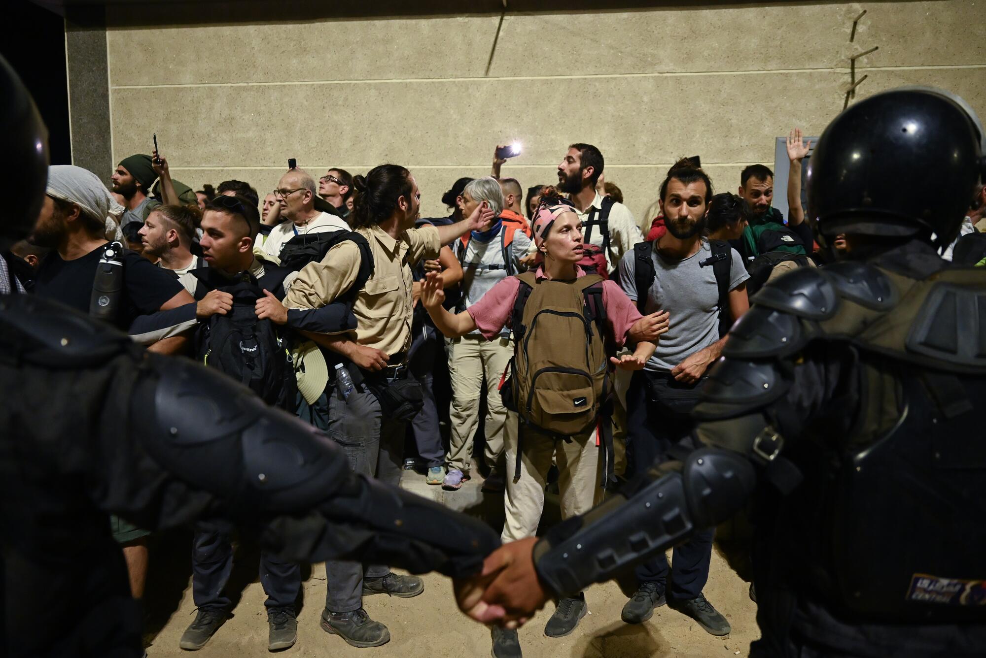 La policía egipcia acordona a los manifestantes de la marcha a Gaza, el 13 de junio de 2025.